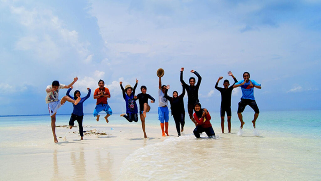 Menikmati Indahnya Senja di Tepi Pantai Pulau Saseel Jawa Timur