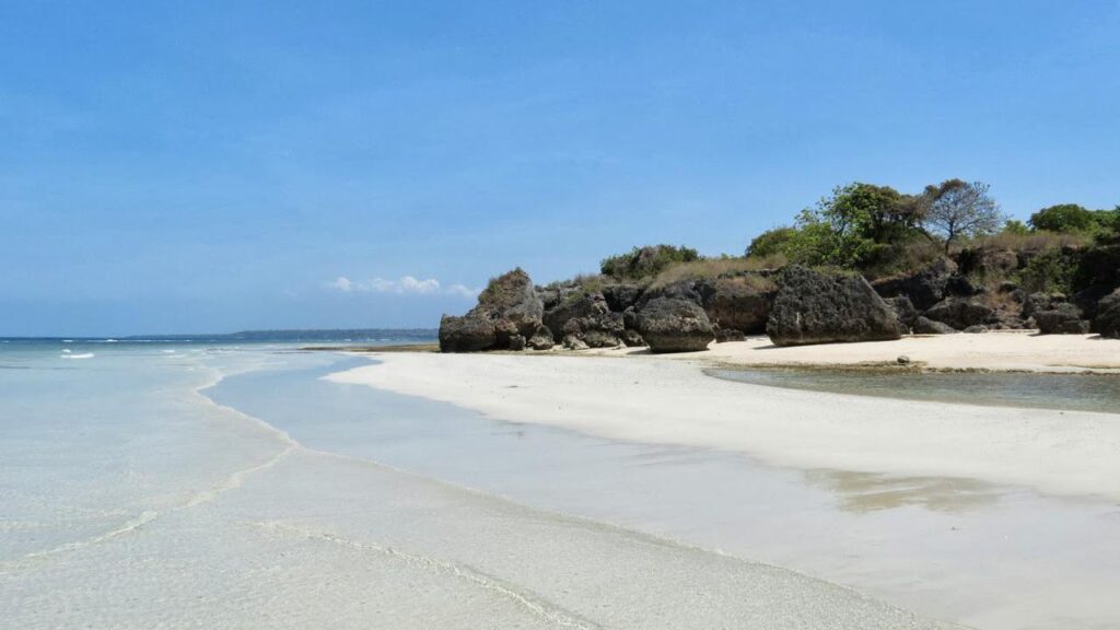 Menikmati Indahnya Senja di Tepi Pantai Pulau Saseel Jawa Timur