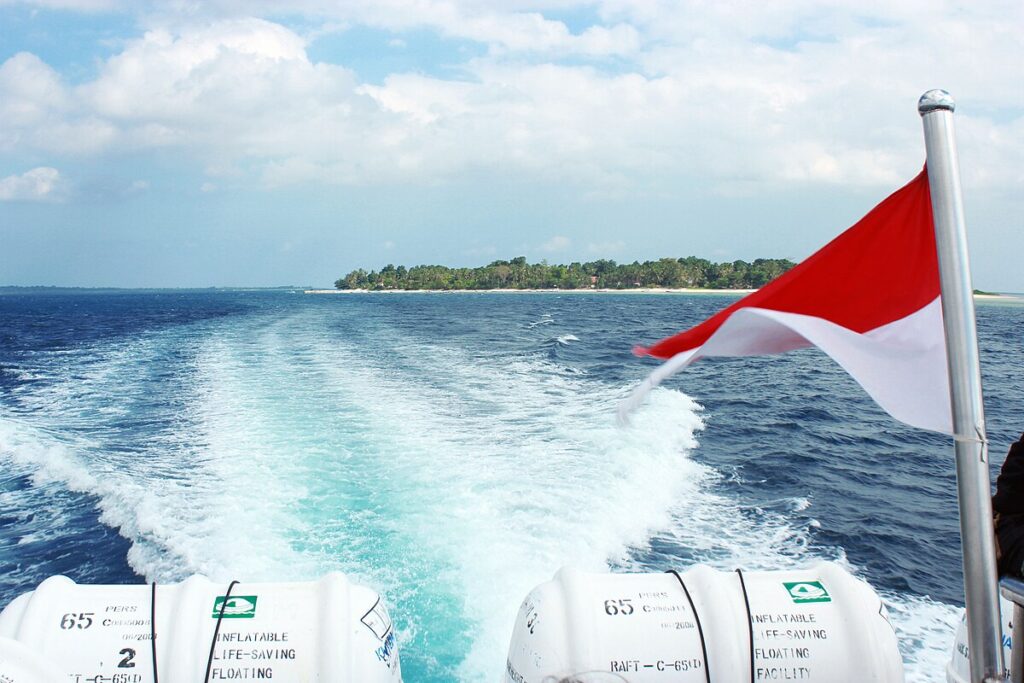 Menikmati Indahnya Senja di Tepi Pantai Pulau Saseel Jawa Timur