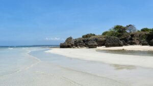 Menikmati Indahnya Senja di Tepi Pantai Pulau Saseel Jawa Timur
