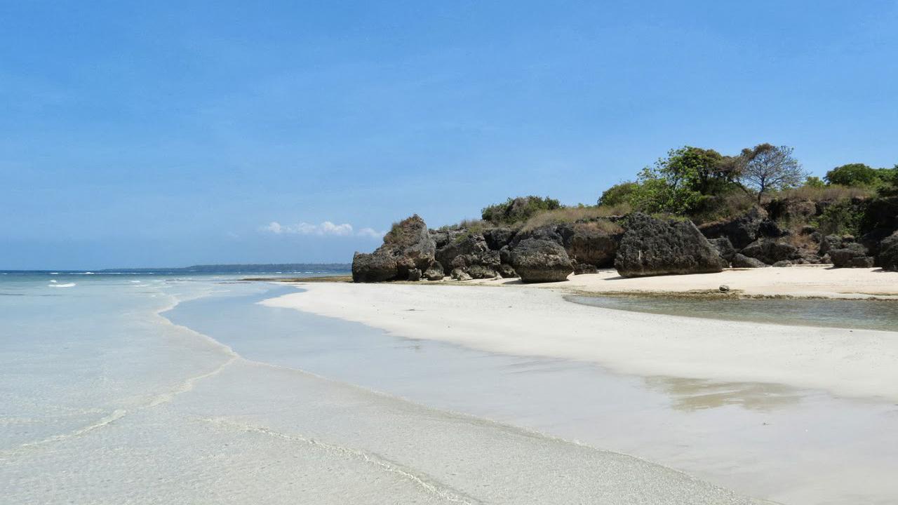 Menikmati Indahnya Senja di Tepi Pantai Pulau Saseel Jawa Timur