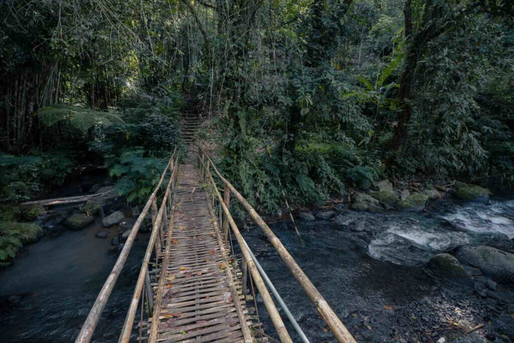 Pesona Keindahan Air Terjun Leke-Leke di daerah Pulau Bali