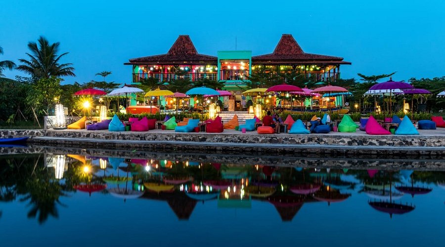 Pesona Resort dan Pantai di Avery Coconut Island Carita Banten