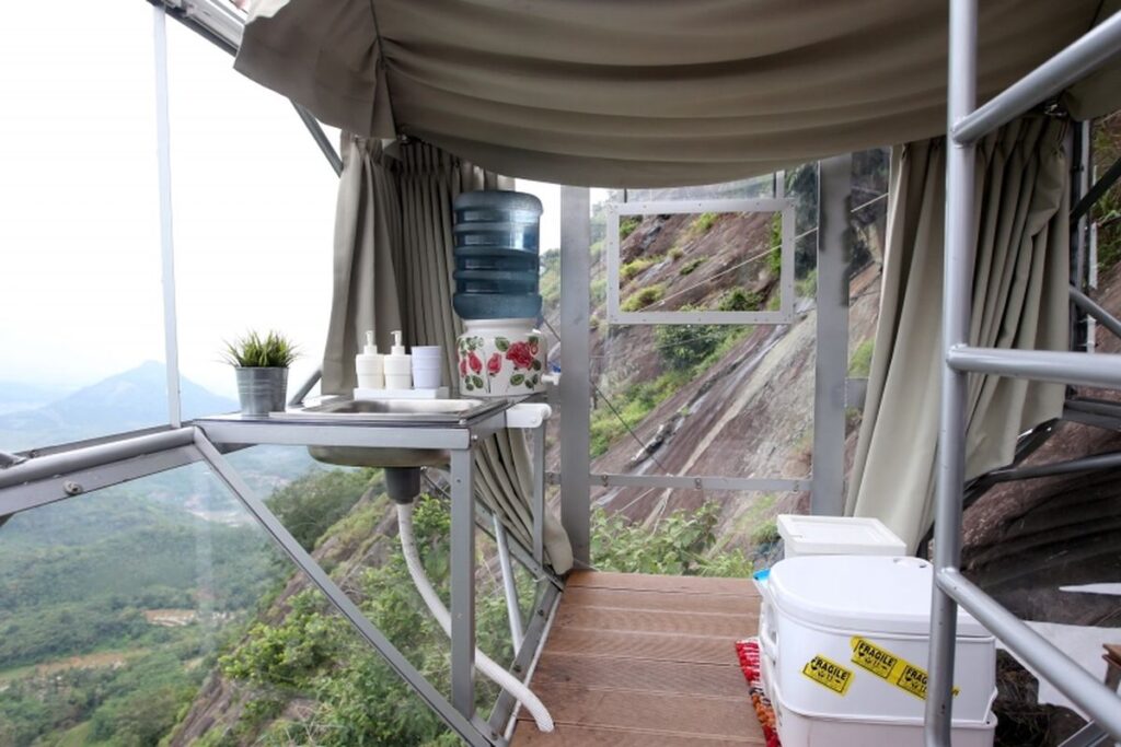 Bukan Sekadar Camping! Sensasi Tidur di Tebing Gunung Parang yang Bikin Deg-degan