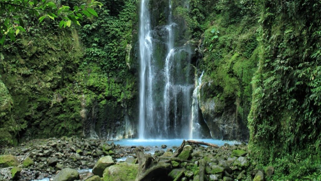 Air Terjun Dua Warna Sumatera Utara, Keindahan Unik dengan Air Berbeda Warna yang Bikin Penasaran