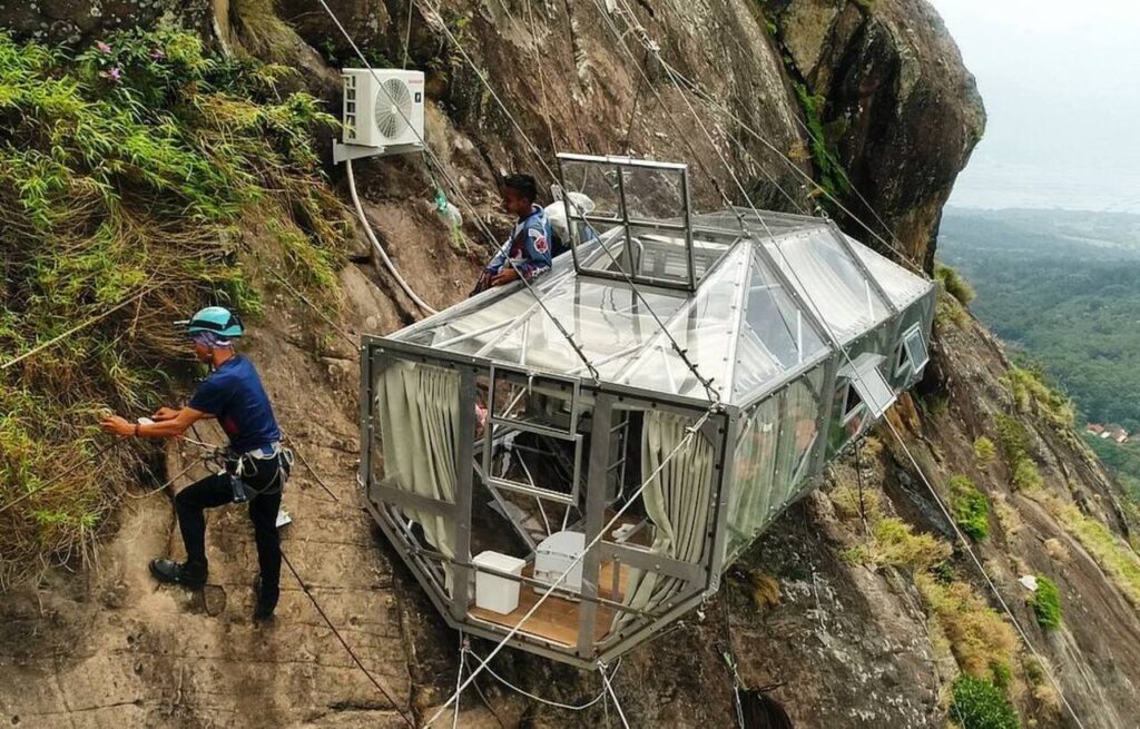 Bukan Sekadar Camping! Sensasi Tidur di Tebing Gunung Parang yang Bikin Deg-degan
