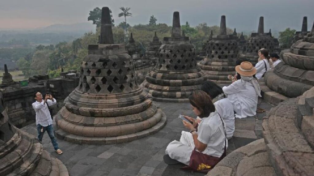 Sering Diabaikan Wisatawan! Etika Berkunjung ke Candi Borobudur yang Harus Kamu Tahu