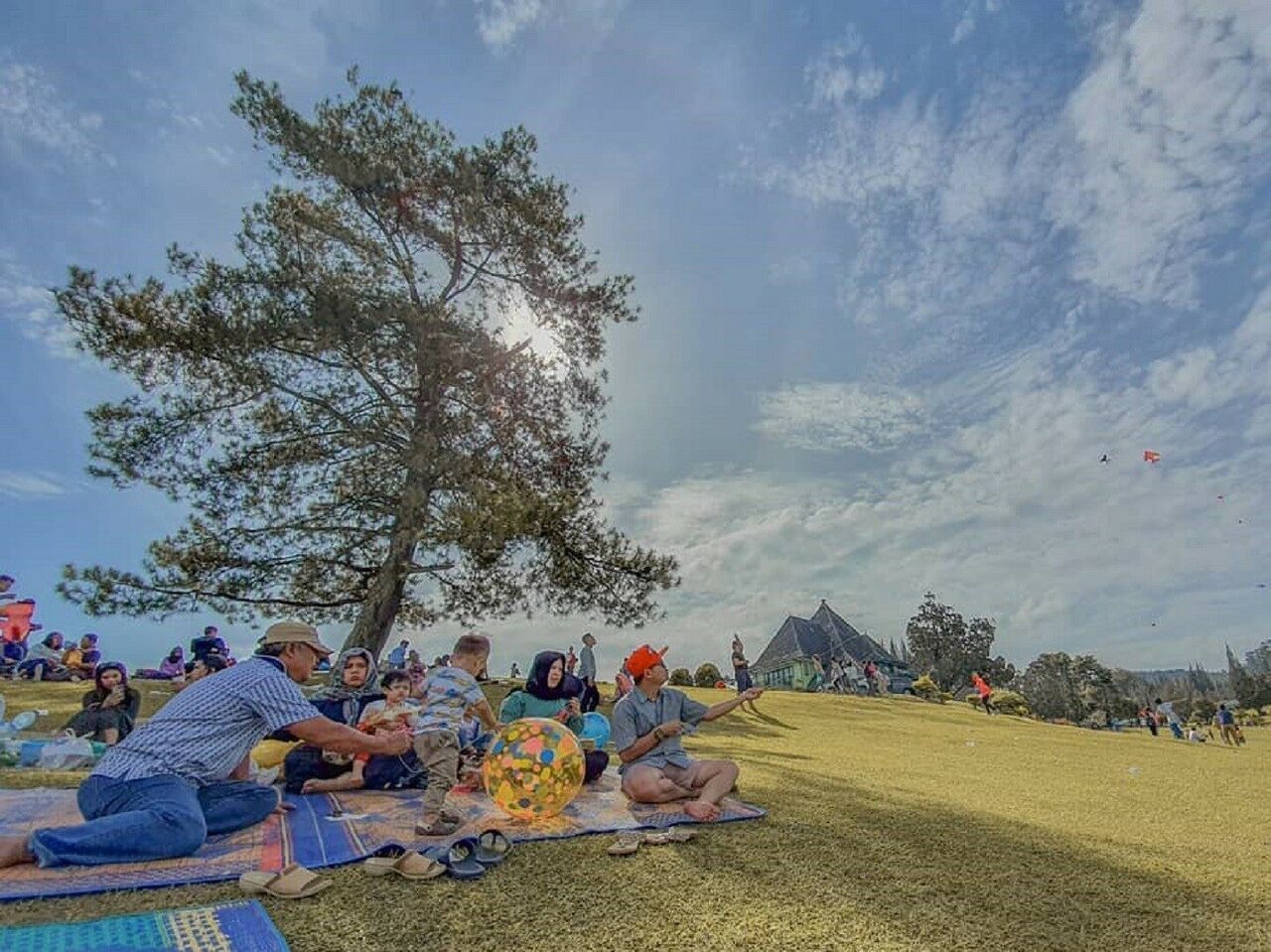 Piknik Rasa Zaman Dulu! Bukit Kubu Berastagi Jadi Spot Keluarga Paling Asri di Taman Hotel Tua!