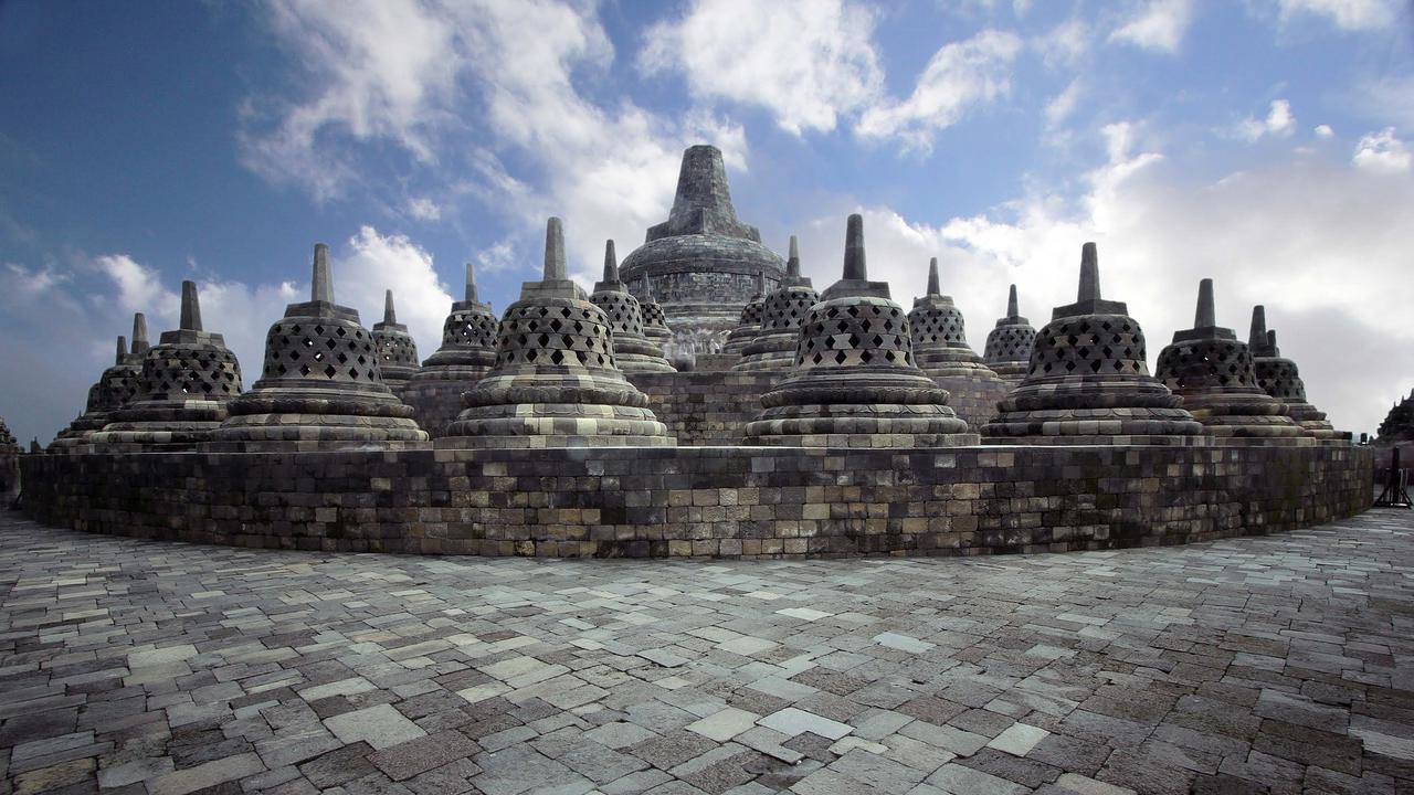 Sering Diabaikan Wisatawan! Etika Berkunjung ke Candi Borobudur yang Harus Kamu Tahu
