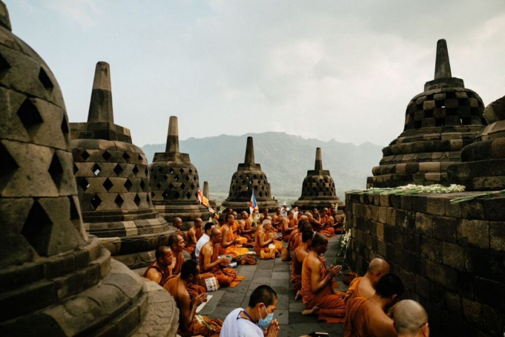 Sering Diabaikan Wisatawan! Etika Berkunjung ke Candi Borobudur yang Harus Kamu Tahu