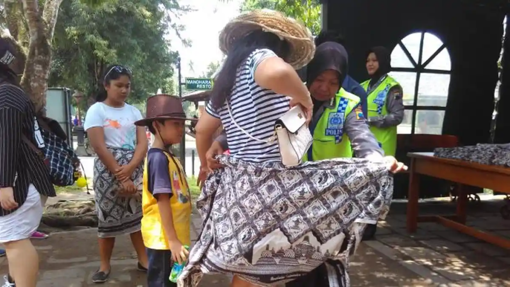Sering Diabaikan Wisatawan! Etika Berkunjung ke Candi Borobudur yang Harus Kamu Tahu