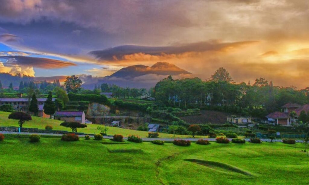 Piknik Rasa Zaman Dulu! Bukit Kubu Berastagi Jadi Spot Keluarga Paling Asri di Taman Hotel Tua!