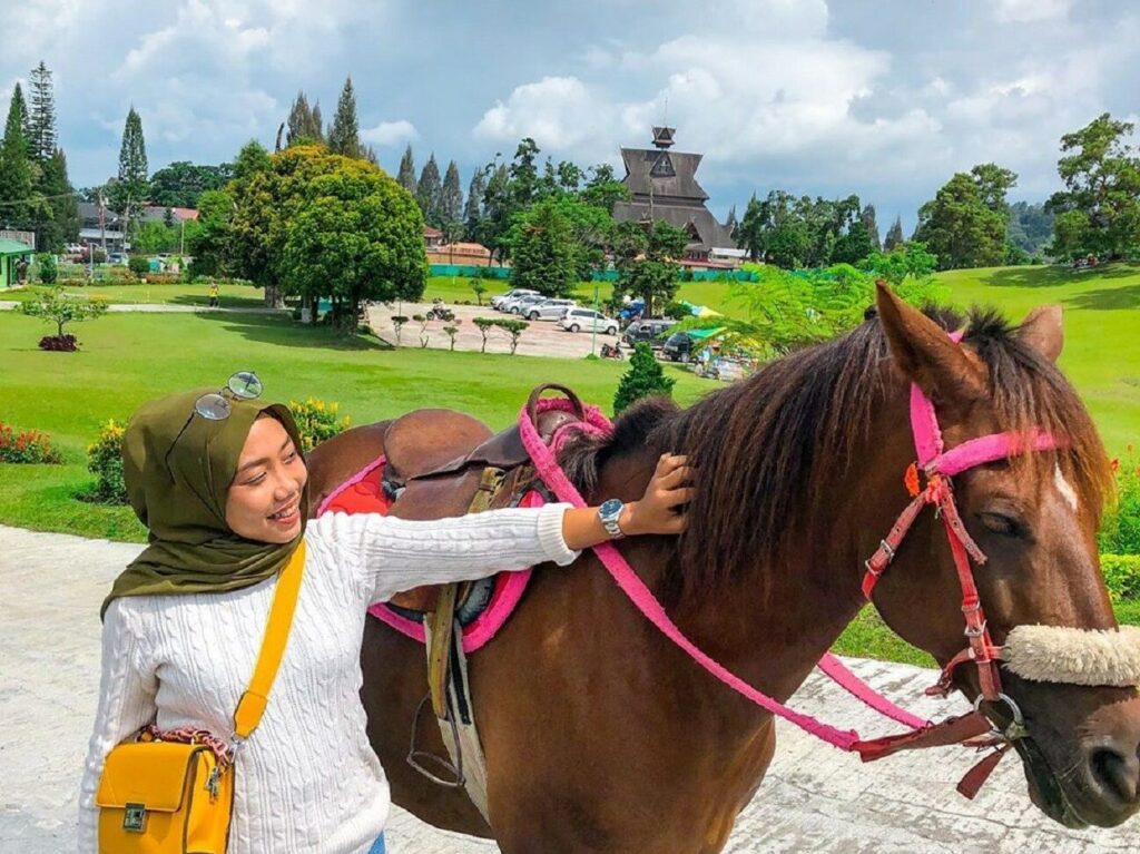 Piknik Rasa Zaman Dulu! Bukit Kubu Berastagi Jadi Spot Keluarga Paling Asri di Taman Hotel Tua!