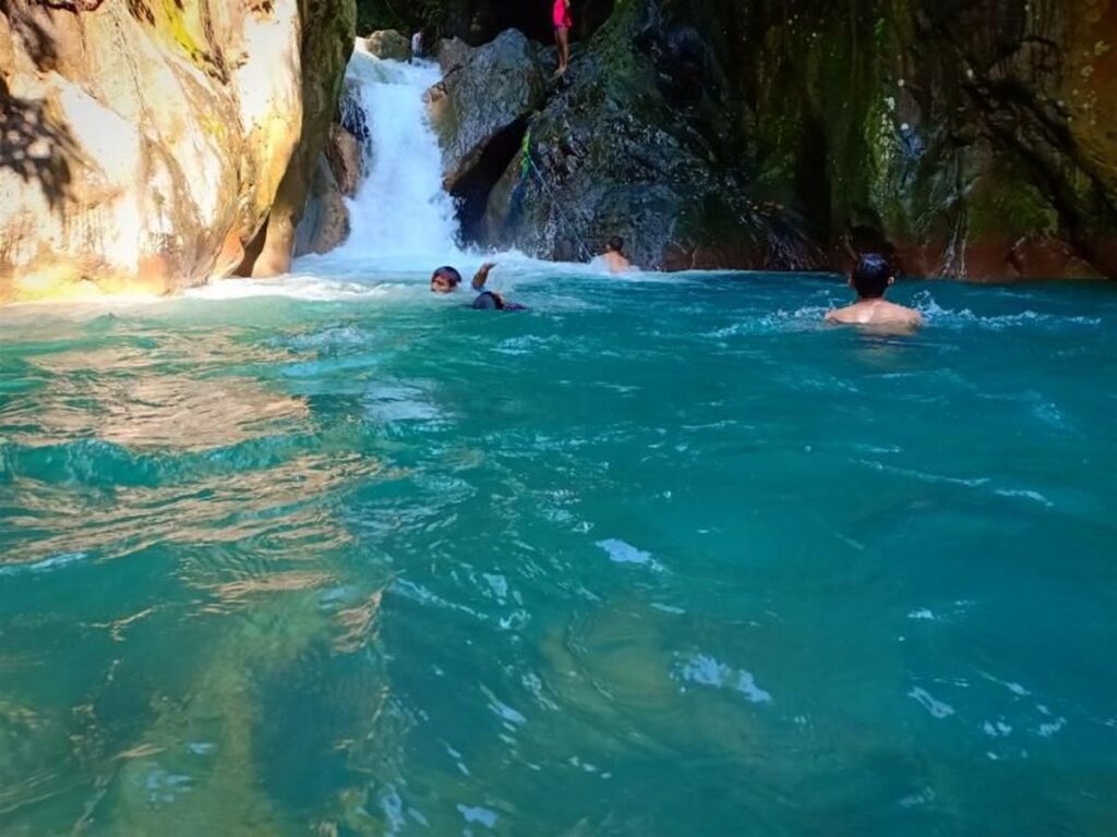 Tracking Seru Ditemani Sejuknya Air Terjun Curug Leuwi Hejo