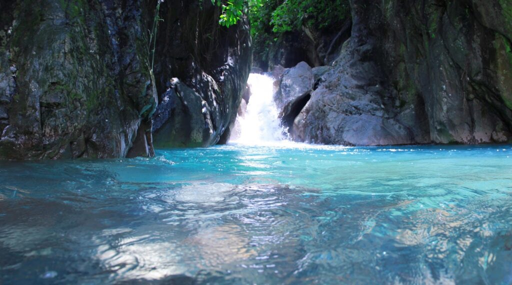 Tracking Seru Ditemani Sejuknya Air Terjun Curug Leuwi Hejo