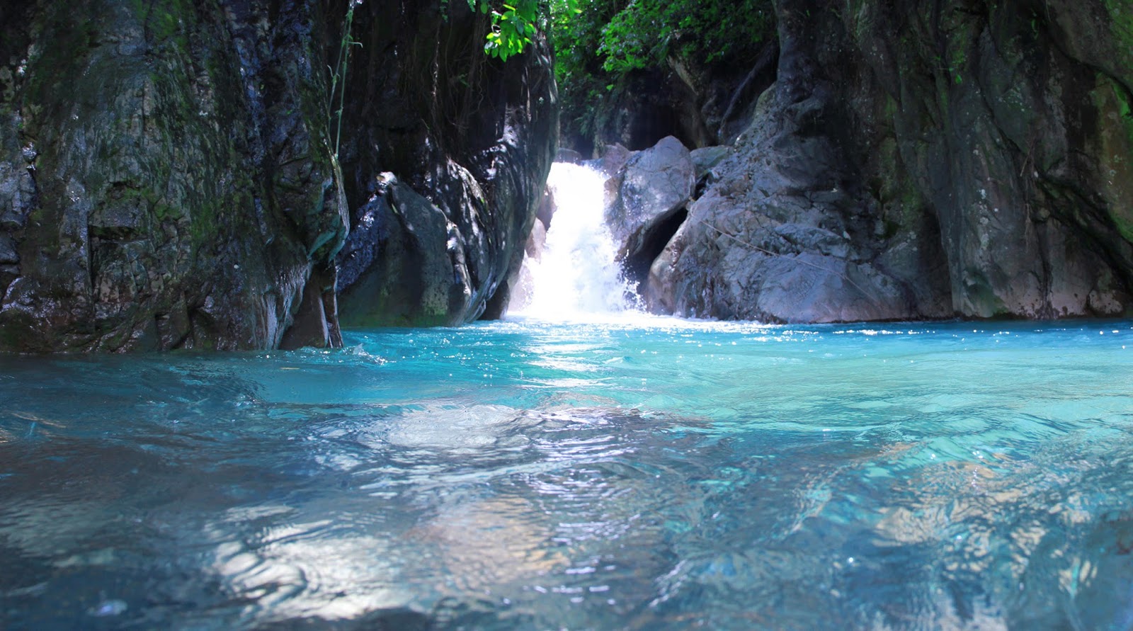 Tracking Seru Ditemani Sejuknya Air Terjun Curug Leuwi Hejo