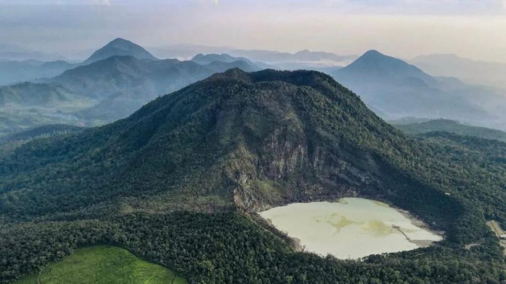 Indahnya Bikin Tak Percaya! Eksotika Kawah Putih Ciwidey yang Selalu Jadi Favorit Wisatawan