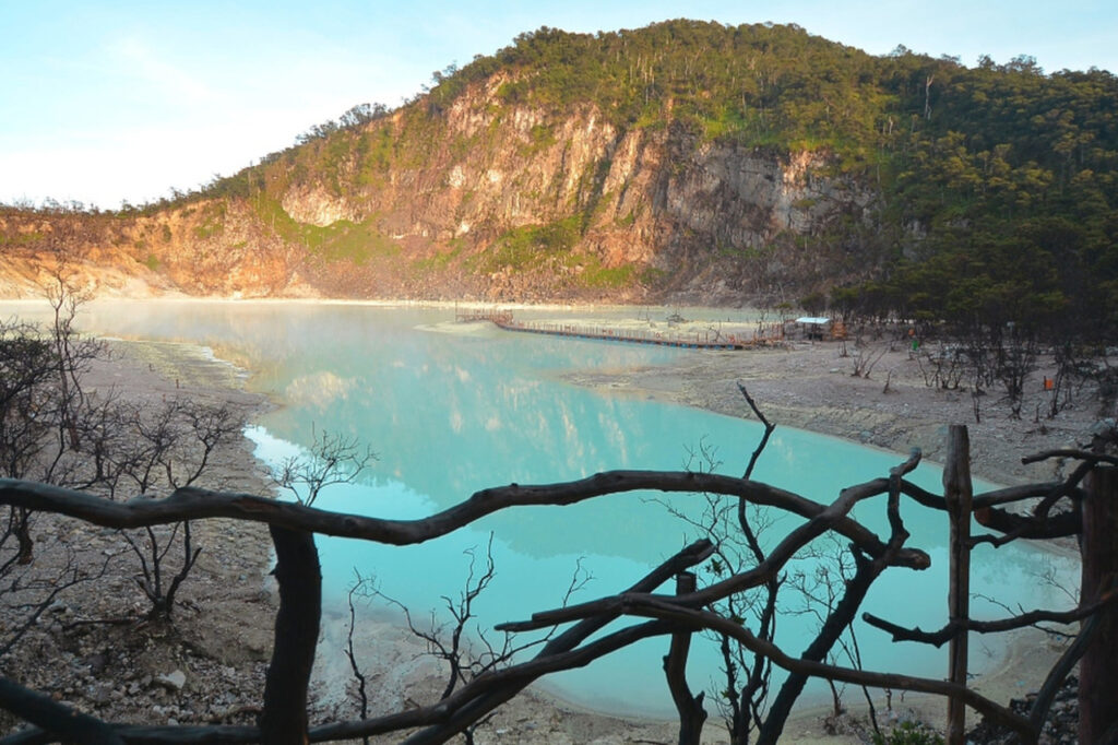 Indahnya Bikin Tak Percaya! Eksotika Kawah Putih Ciwidey yang Selalu Jadi Favorit Wisatawan