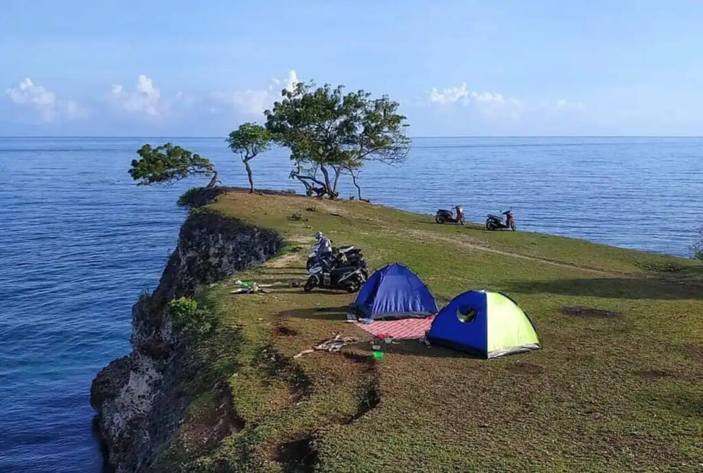 Camping Asyik di Bukit Lamreh! View Laut Lepasnya Bikin Susah Pulang