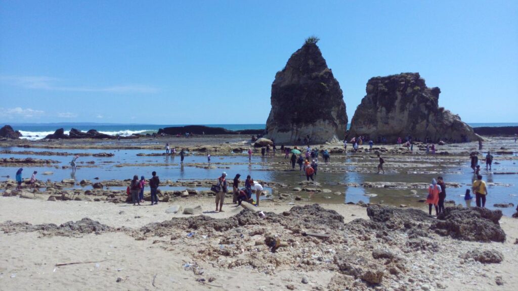Diserbu Wisatawan! Pantai Sawarna Jadi Primadona Libur Lebaran Warga Jabodetabek