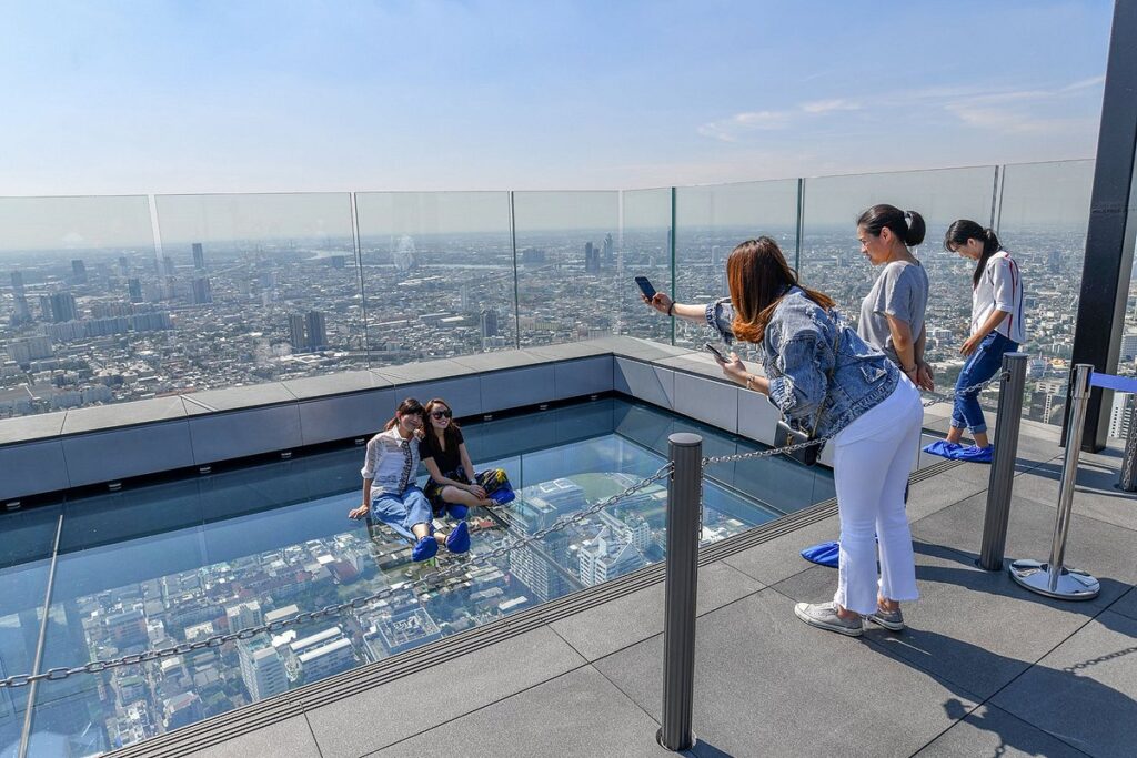 Seberapa Menegangkan Pengalaman di Mahanakhon Skywalk Sebenarnya?