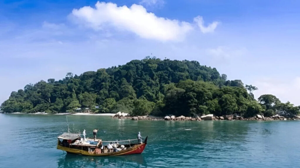 Pulau Berhala, ‘Berlian’ Tersembunyi di Tanah Bertuah yang Bikin Wisatawan Tak Percaya dengan Keindahannya!