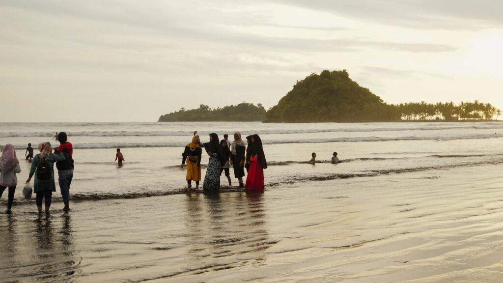 Makin Seru! Pantai Pasir Jambak Padang Kini Punya ATV, Berkuda, dan Memanah