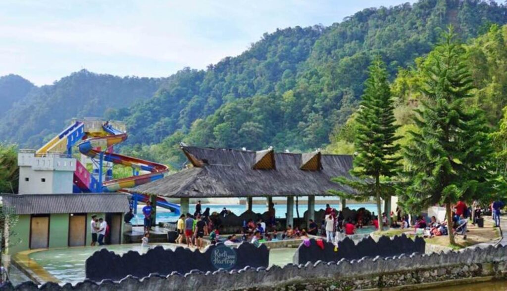 Pemandian Air Panas Pariban Jadi Destinasi Relaksasi Favorit di Akhir Pekan!