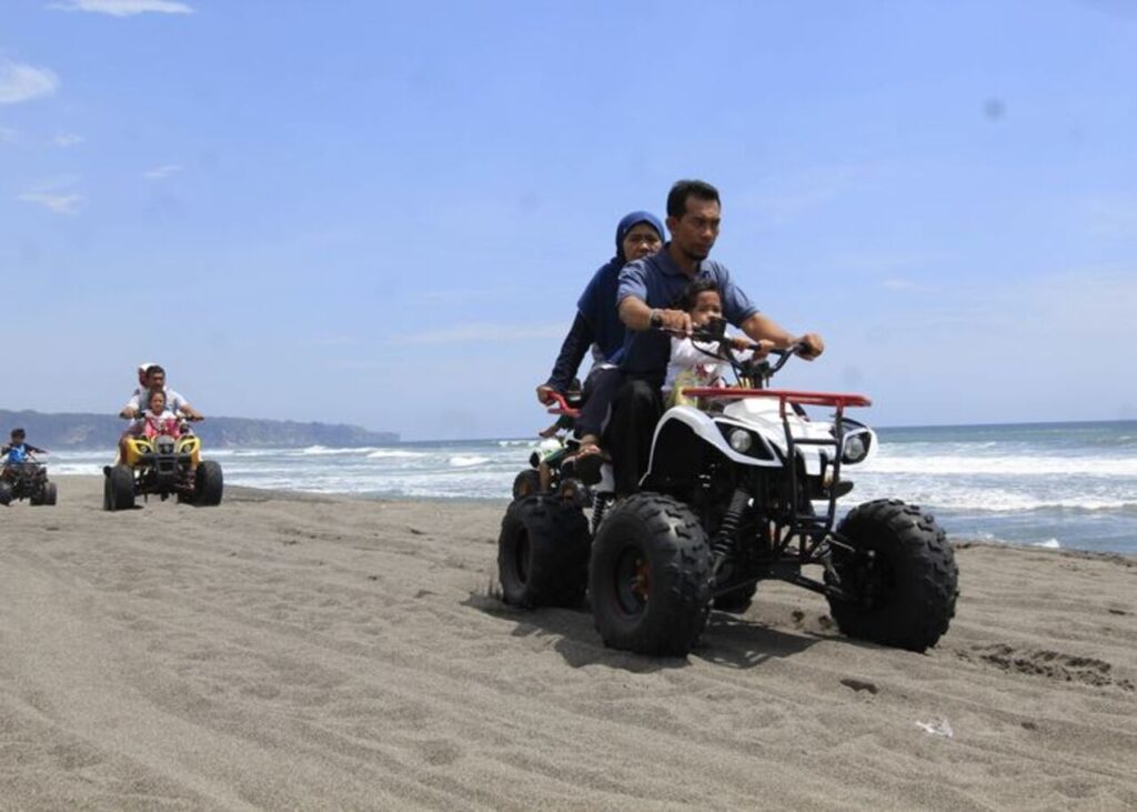 Makin Seru! Pantai Pasir Jambak Padang Kini Punya ATV, Berkuda, dan Memanah