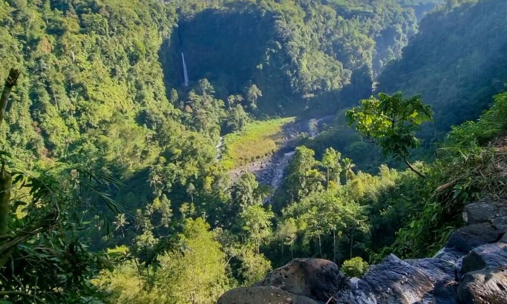 Bikin Takjub Sekali Lihat, Ini Panduan Lengkap Jelajah Air Terjun Kapas Biru Lumajang
